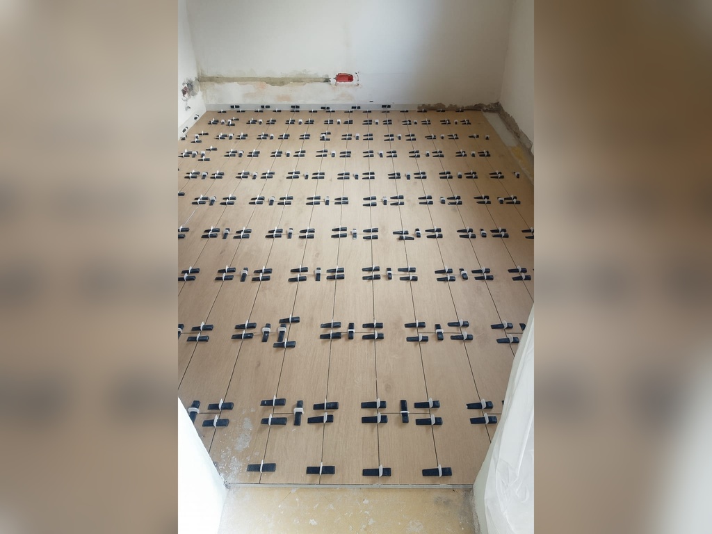 Pavimentazione in fase di posa con distanziali autolivellanti